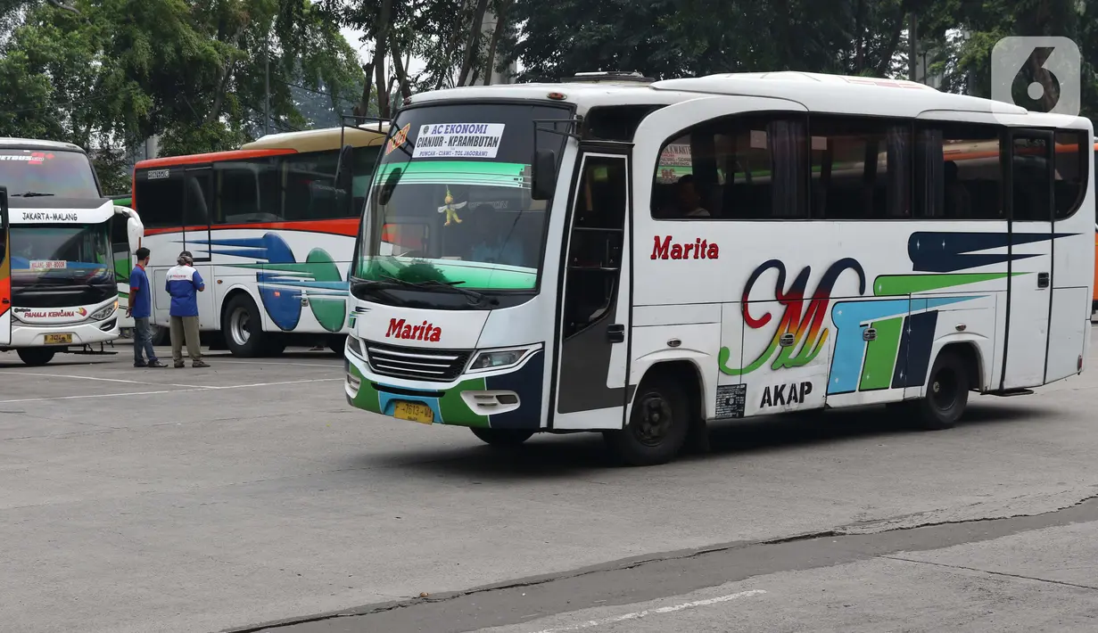 Suasana area Terminal Kampung Rambutan Jakarta, Senin (30/3/2020). Untuk mencegah penyebaran virus Corona COVID-19, Dinas Perhubungan Pemprov DKI Jakarta menghentikan sementara layanan Bus Antar Kota Antar Provinsi pertanggal 30 Maret 2020 pukul 18.00 WIB. (Liputan6.com/Helmi Fithriansyah)