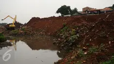 Alat berat melakukan pengerukan di Waduk Rambutan 1, Ciracas, Jakarta, Kamis (27/10). Beberapa waktu lalu, aktivitas pengerukan Waduk Rambutan I sempat terhenti akibat keterlambatan pasokan bahan bakar. (Liputan6.com/Helmi Fithriansyah)