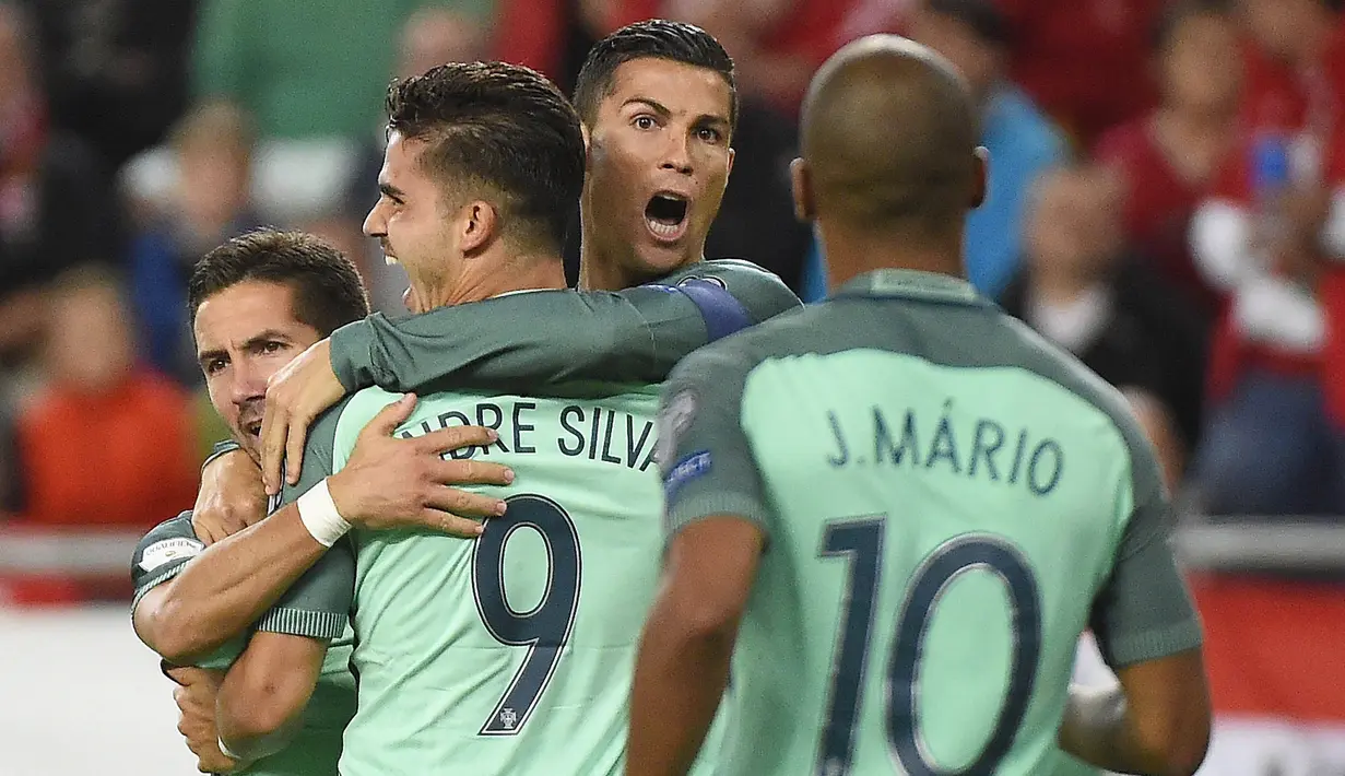 Striker Portugal, Cristiano Ronaldo, merayakan gol yang dicetak oleh Andre Silva, ke gawang Hongaria pada laga Kualifikasi Piala Dunia 2018 di Stadion Groupama, Minggu (3/9/2017). Portugal menang 1-0 atas Hongaria. (AP/Tamas Kovacs)