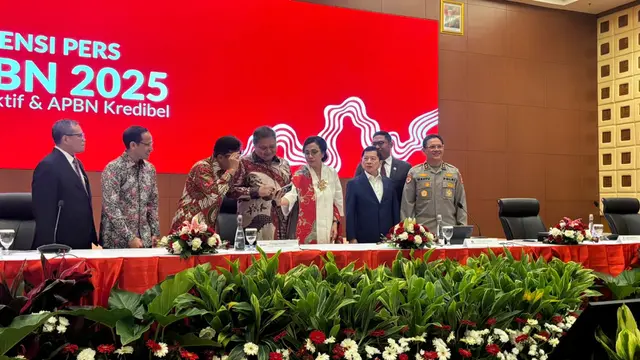 Menteri Keuangan (Menkeu) Sri Mulyani Indrawati dalam konferensi pers RAPBN 2025, di DJP, Jakarta, Jumat (16/8/2024). (Tira/Liputan6.com)