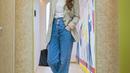Jeans dan kaus merupakan formula praktis untuk beralih dari gaya kasual dan off-duty ke kantor. Tambahkan blazer fancy seperti Cathy Sharon untuk memoles penampilan agar lebih trendi. (Instagram/cathysharon).