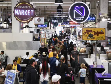 Pelanggan menelusuri kios makanan di dalam Grand Central Market di pusat kota Los Angeles, California, Jumat (11/3/2022). Laju inflasi Amerika Serikat (AS) pada Februari 2022 melonjak ke level tertinggi dalam 40 tahun. Ini didorong naiknya harga bensin, makanan dan perumahan. (Patrick T. FALLON/AFP)