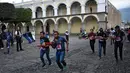 Pramusaji dari berbagai restoran berpartisipasi dalam Waiters Race ke-16 di Antigua, barat daya Ibu Kota Guatemala City, Rabu (14/11). Peserta diminta unjuk kebolehan menggunakan satu tangan membawa nampan berisi minuman. (JOHAN ORDONEZ/AFP)