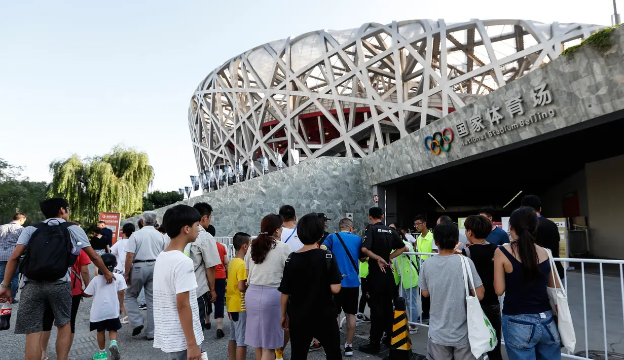 Penonton bersiap menyaksikan atraksi truk monster pertama di Stadion Nasional "Bird's Nest", Beijing, China (29/7). Pada akhir tahun 2017, Monster Jam akan mengadakan acara di 56 kota internasional dan 30 negara. (AP Images for Feld Entertainment, Inc.)