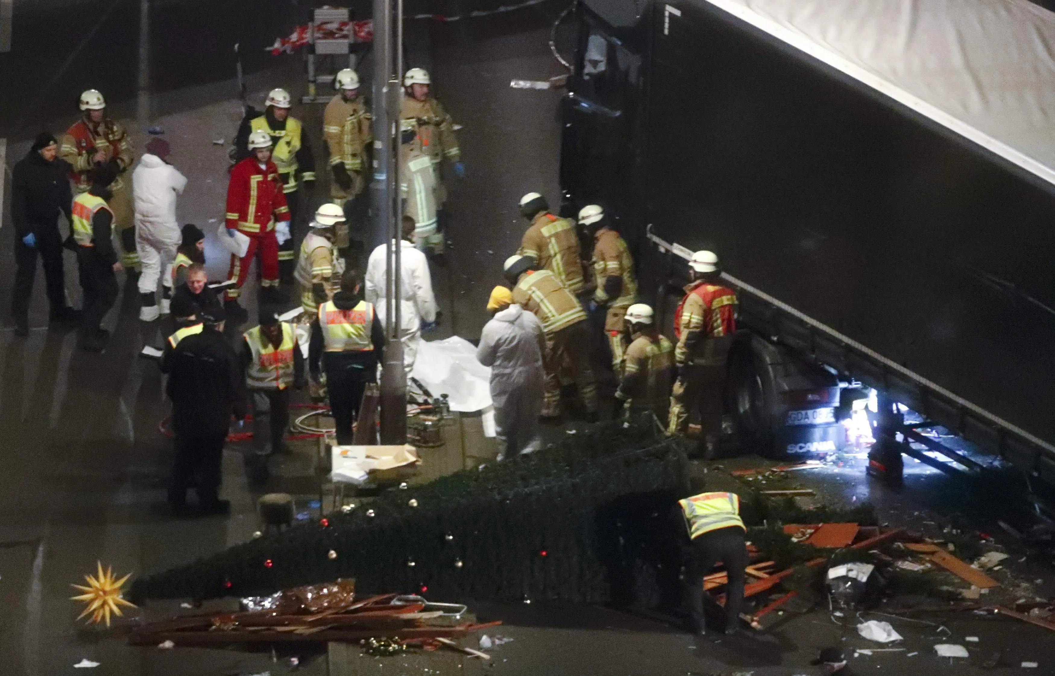 Polisi dan petugas di lokasi serangan truk maut di pasar Natal Berlin, Jerman. (Reuters)