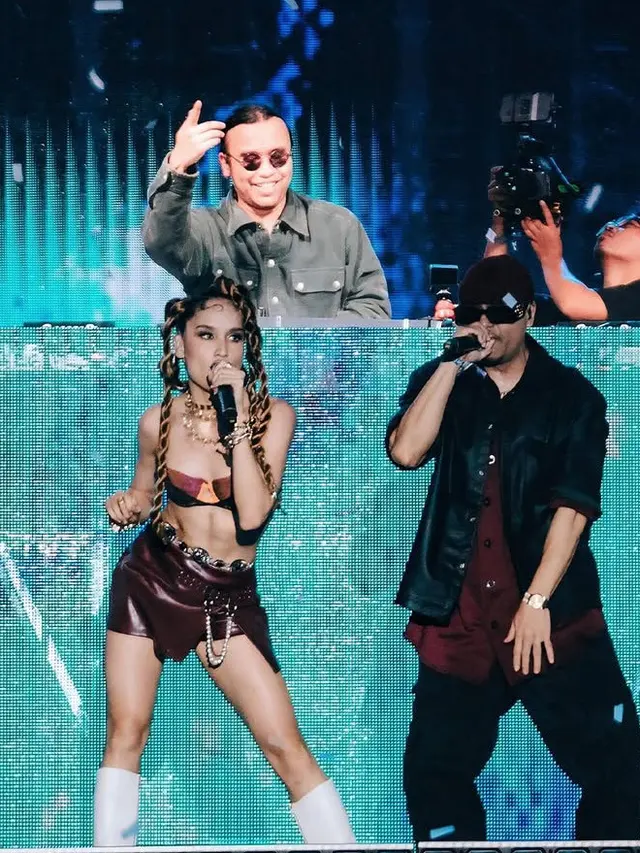 Gaya Cinta Laura saat manggung di DWP 2024. [@claurakiehl]