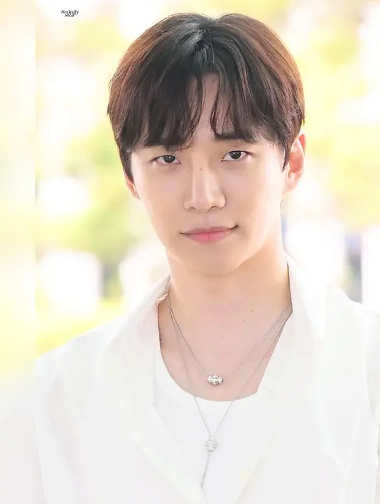 Lee Jun ho mengenakan perhiasan kalung Piaget Possession dan Polo Chronograph berwarna Hijau. Rambut pendeknya sedikit messy dengan poni depan.[Piaget]