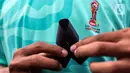 <p>Warga mengenakan pita hitam pada bajunya saat aksi simpatik di trotoar FX Sudirman, Jakarta, Jumat (31/3/2023). Aksi tersebut untuk mendukung para pemain Timnas Indonesia U-20 yang batal tampil di Piala Dunia U-20 2023. (Liputan6.com/Johan Tallo)</p>