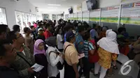 Calon penumpang mengantri untuk membeli tiket di Stasiun Kereta (Liputan6.com/Faizal Fanani)