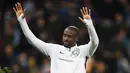 Gelandang Manchester City, Yaya Toure, menyapa suporter usai pertandingan melawan Brighton and Hove Albion pada Premier League di Stadion Etihad, Rabu (9/5/2018). Laga tersebut menjadi perpisahan sang pemain bersama The Citizens. (AFP/Oli Paul Ellis)