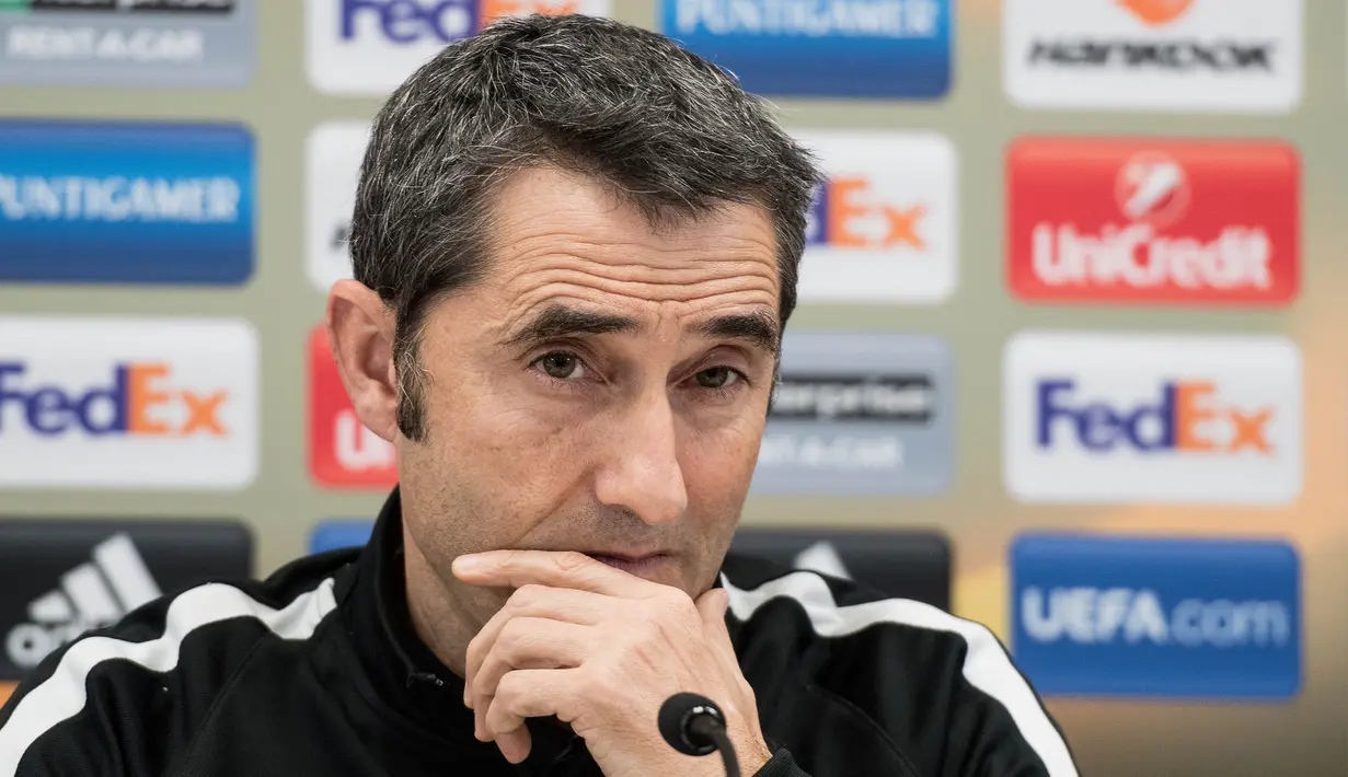 Pelatih Athletic, Ernesto Valverde, memberian keterangan pers jelang laga Liga Europa melawan Rapid Vienna di Stadion Allianz, Vienna, Rabu (7/12/2016). Valverde ditunjuk sebagai pelatih Barcelona menggantikan Luis Enrique. (EPA/Christian Bruna)