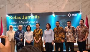 dr. Prima Yosephine, Prof. Soedjatmiko, Drg. Monica R. Nirmala dalam acara Kelas Jurnalis 2025: Lawan Misinformasi Kanker Leher Rahim di Era AI, Jakarta Selatan, Senin (17/11/2025).