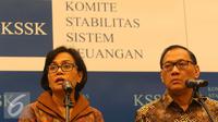 Sri Mulyani dan Agus Marto saat memberikan keterangan usai rapat KSSK di Jakarta, Senin (24/10).  Rapat rutin ini membahas assessment dan pengawasan, analisa dan respons dari sistem keuangan nasional atas ekonomi secara global. (Liputan6.com/Angga Yuniar)