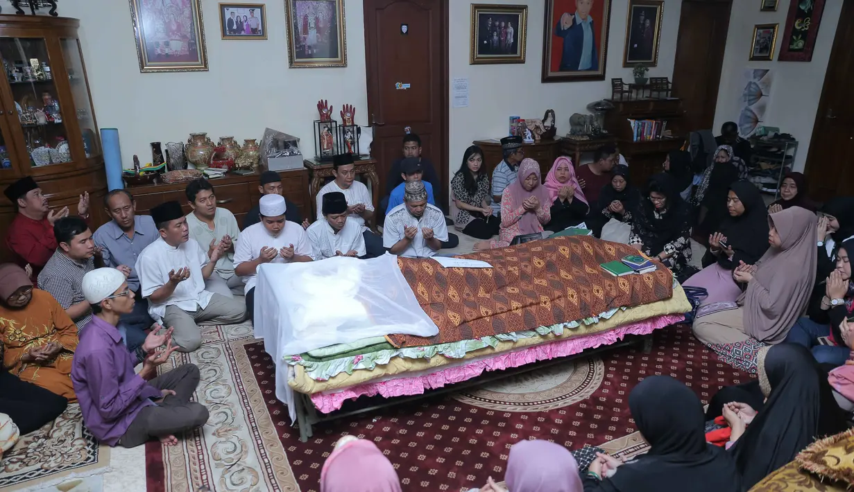 Susi Similikiti diperkirakan meninggal usai menunaikan salat maghrib. Karena saat ditemukan muka yang habis digunakan tapi belum si lipat seperti biasanya. (Andi Masela/Bintang.com)