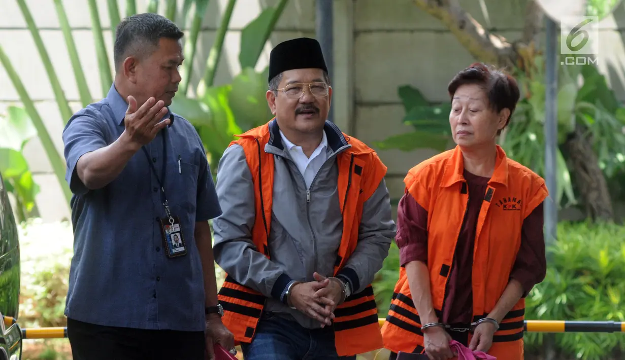 Pemilik PT Jasa Promix Nusantara dan PT Secilia Putri, Sibron Azis bersama Direktur PT WKE Lily Sundarsih tiba di Gedung KPK, Jakarta, Senin (11/2). Lily diperiksa terkait dugaan suap proyek pembangunan SPAM di Kementerian PUPR. (Merdeka.com/Dwi Narwoko)