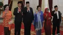 Jokowi, SBY dan JK didampingi istri mereka masing-masing saat berpose di Istana Negara, Jakarta, Senin (20/10/2014) (Liputan6.com/Herman Zakharia)