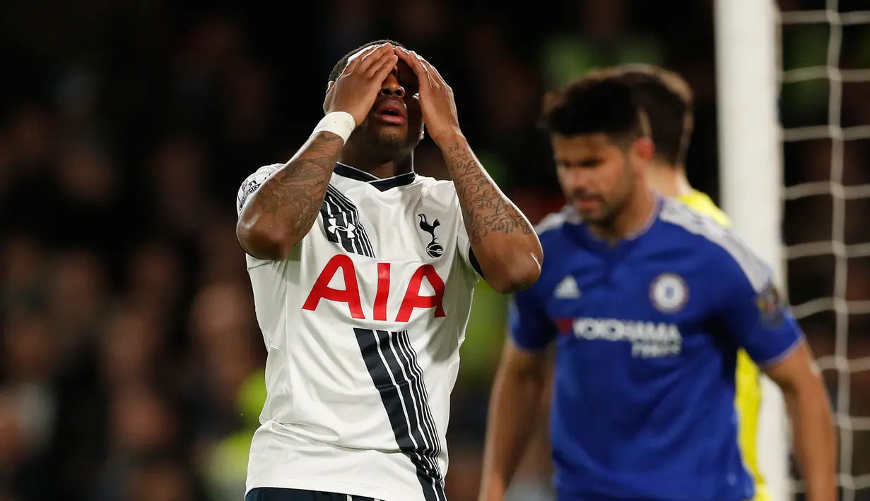 Bek Tottenham, Danny Rose tampak kecewa usai timnya bermain imbang dengan Chelsea pada liga Inggris di Stamford Bridge, London, (3/5). Tottenham gagal meraih juara liga Inggris karena tertinggal 7 poin dari Leicester City. (Reuters/John Sibley)