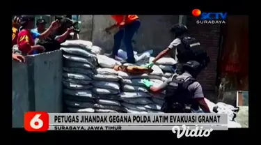 Sebuah granat yang diduga masih aktif ditemukan warga di sungai kawasan penduduk Jalan Simokerto III, Surabaya. Granat nanas ditemukan oleh seorang petugas kebersihan saat membersihkan sungai dari sampah dan lumpur yang mengendap.