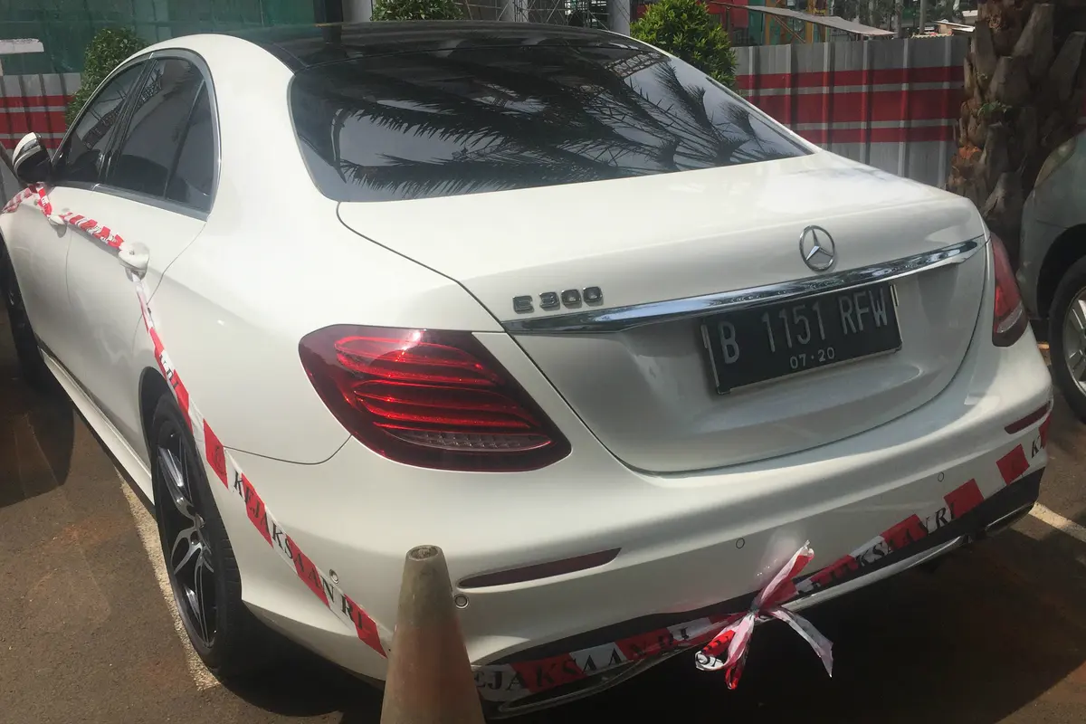 Mobil hasil sitaan dari tersangka kasus Jiwasraya di Kejaksaan Agung (Kejagung), Kamis (16/1/2020).