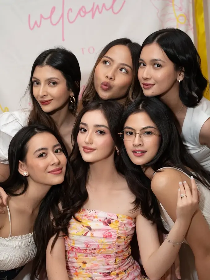 Penampilan Serba Putih Publik Figur Hadir di Bridal Shower Ranty Maria. [@rantymaria]