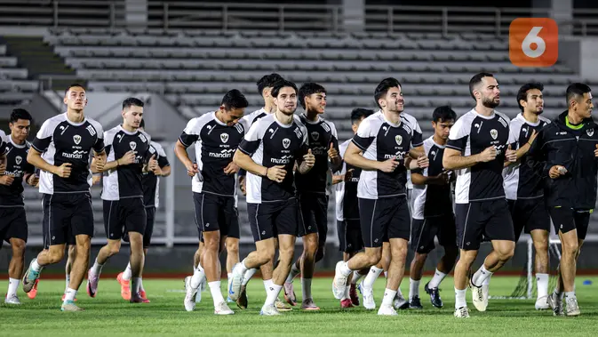 Pemain Timnas Indonesia, Kevin Diks, saat sesi latihan jelang lawan Jepang di Stadion Madya, Jakarta, Selasa (11/12/2024). (Bola.com/Bagaskara Lazuardi)