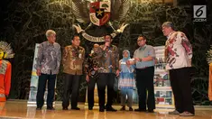 PLT Gubernur DKI Jakarta Djarot Saiful Hidayat mengundi Rusunawa bagi warga relokasi/terprogram dan warga umum di Balai Kota, Jakarta, Senin (26/5). (Liputan6.com/Gempur M Surya)