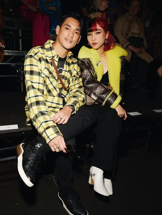 Penyanyi Afgan serta Isyana Sarasvati tampil kompak menggunakan busana hitam dan kuning saat menghadiri NYFW. Keduanya hadir sebagai tamu undangan dari salah satu brand fashion ternama. (Liputan6.com/IG/@isyanasarasvati)