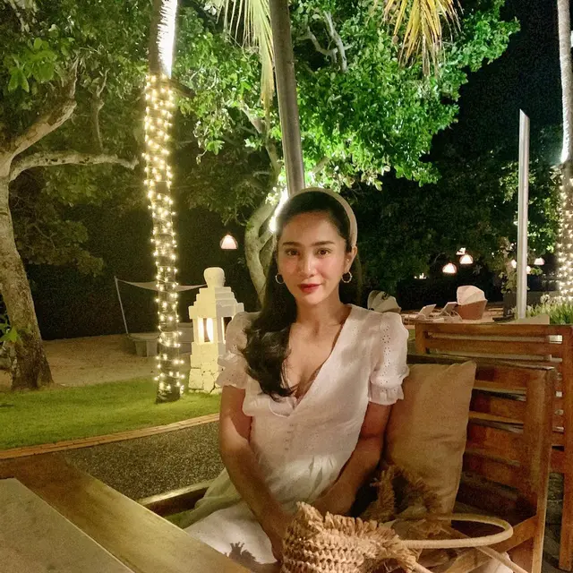 8 Potret Liburan Bunga Zainal dengan Keluarga di Bali, Tetap Stylish