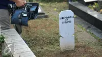 Makam fiktif yang berada di Tempat Pemakaman Umum (TPU) Menteng Pulo, Jakarta Selatan, Kamis (28/7). 4 makam di bongkar dari total terindikasi 14 makam fiktif yang ditemukan di TPU tersebut. (Liputan6.com/Gempur M Surya)
