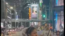 Calon pengantin jalan-jalan menikmati malam di kota Tokyo Jepang. Kebahagiaan begitu menyelimuti mengikuti permintaan sahabat. [Instagram/fitaanggriani]