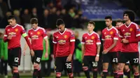 Para pemain Manchester United meratapi kegagalan lolos ke fase grup Liga Champions 2015-2016. (AFP/John MacDougall)