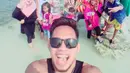 Andik Vermansah bersama keluarga besarnya mengunjungi lokasi wisata Gili Trawangan dan Pantai Pink di Pulau Lombok, (24-27/12/2015). (Bola.com/Dok. Pribadi)