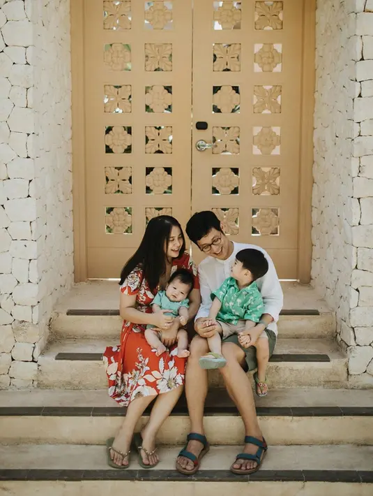 Meski ibu dua anak ini sudah jarang terlihat di layar kaca televisi, namun kegiatan sehari-hari aktirs cantik ini masih terlihat di laman instagram pribadinya. Keluarga ini baru saja menghabiskan liburan di Pulau Dewata, Bali.  (Liputan6.com/IG/putrititian)