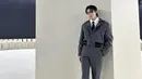 Lee Jeno member NCT juga menghadiri Ferragamo fashion show di Milan. Ia mengenakan setelah abu-abu. Dengan jaket crop top di atas kemeja putih dan dasinya. @leejen_o_423