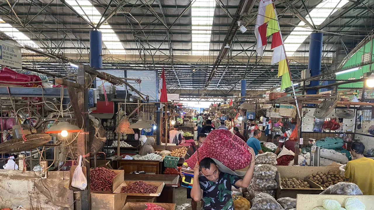 Harga bawang merah mengalami kenaikan di Pasar Induk Kramat Jati, Senin (19/1/2026). (Foto: Liputan6.com/Immanuel Christian)