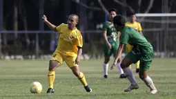 Gelandang Vamos Indonesia, Iqbal, berusaha melewati pemain PS Tira Persikabo U-18 pada pertandingan persahabatan di Lapangan A GBK, Jakarta, Rabu (29/5). Kedua klub bermain imbang 1-1. (Bola.com/Yoppy Renato)