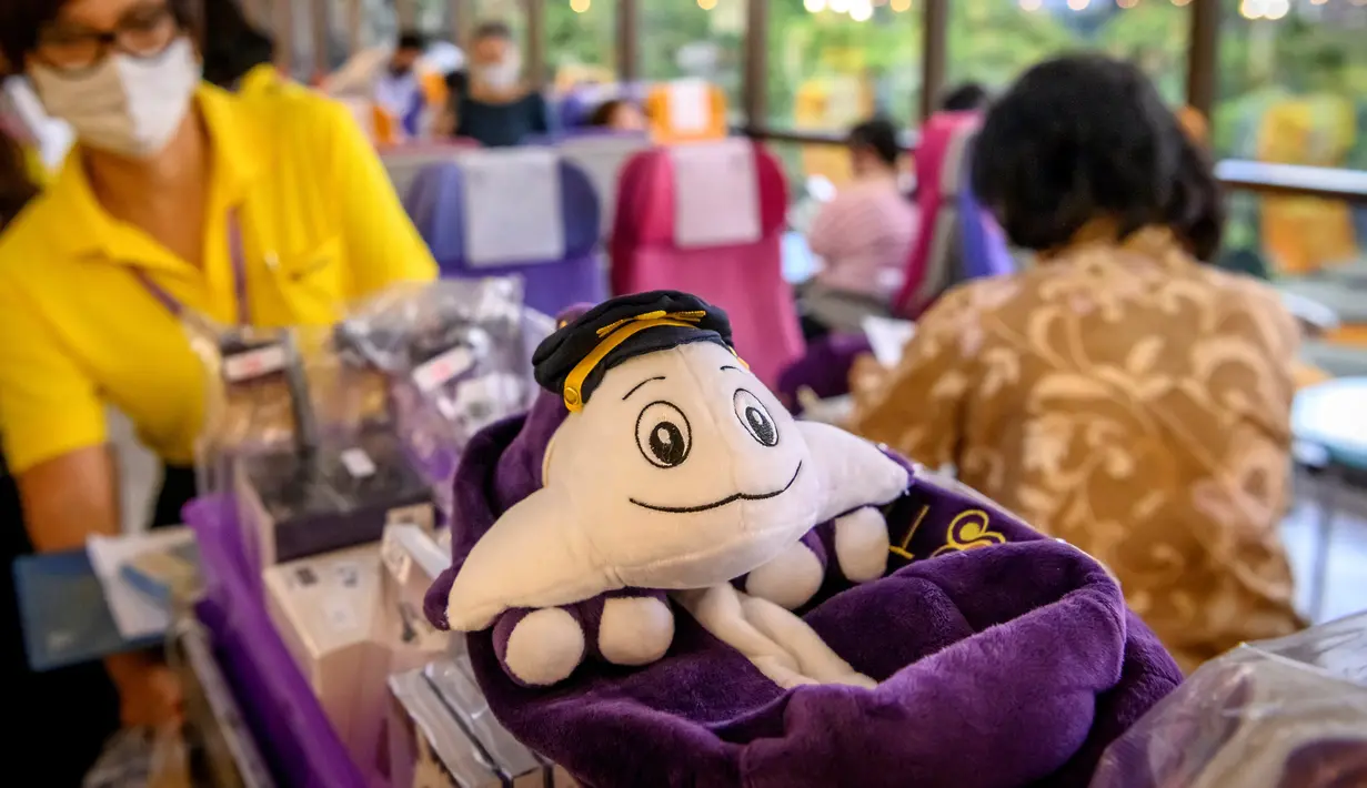 Merchandise dipajang untuk dijual di restoran pop-up bertema kabin pesawat di kantor pusat Thai Airways di Bangkok, 10 September 2020. Para pramugari juga melayani setiap pengunjung dengan seragam yang sama saat melayani penumpang di udara. (Mladen ANTONOV/AFP)