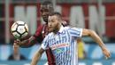 Bek AC Milan, Cristian Zapata, berebut bola dengan striker SPAL, Mirco Antenucci, pada laga Serie A Italia di Stadion San Siro, Rabu (20/9/2017). AC Milan menang 2-0 atas SPAL. (AP/Antonio Calanni)