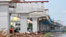 Pembangunan Tol Bekasi-Cawang-Kampung Melayu (Becakayu) terus dikebut, Jakarta, Kamis (27/10). Proyek ini ditargetkan rampung akhir tahun 2017. (Liputan6.com/Yoppy Renato)