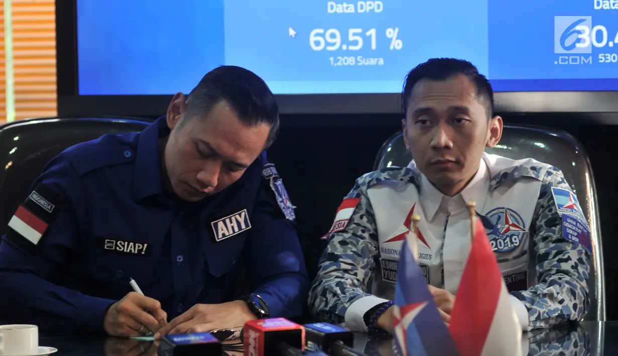 Agus Harimurti dan Edhie Baskoro saat memantau hasil quick count Pilkada Serentak 2018 dari Ruang Monitoring di Wisma Proklamasi, Jakarta, Rabu (27/6). (Merdeka.com/Iqbal S. Nugroho)