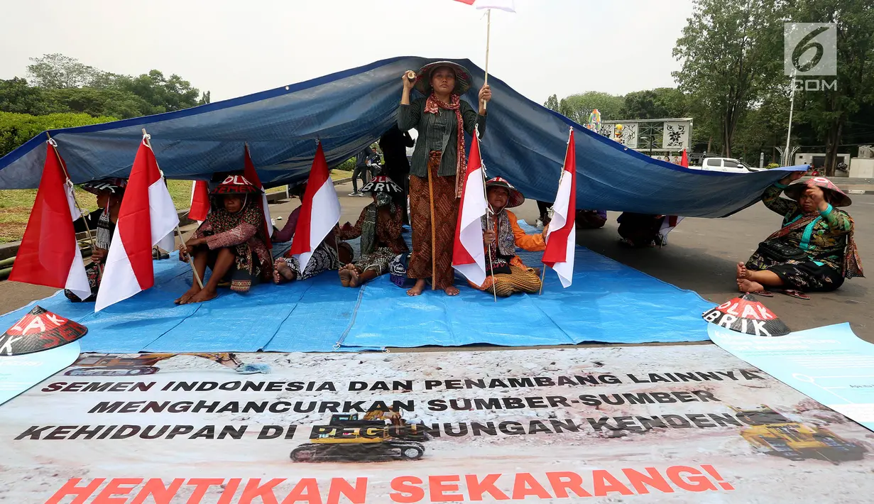 Petani Kendeng yang tergabung dalam Jaringan Masyarakat Peduli Pegunungan Kendeng (JM-PPK) mendirikan tenda di depan Istana Merdeka, Jakarta, Senin (4/9). Mereka kembali melakukan unjuk rasa dan menggelar aksi teatrikal. (Liputan6.com/Johan Tallo)