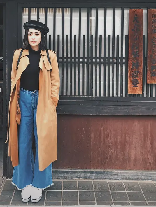 "difotoin sama suami aku yang sekarang gendut hahaha @ranggailham 😘." tulis Selvi pada hari kedua di Jepang. Selvy mengenakan coat panjang untuk menangkis dinginnya udara Jepang. (Instagram/selvikitty)