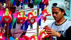 Pedagang merapikan dagangannya di Pasar Imlek Semawis 2570, kawasan Pecinan Semarang, Jawa Tengah, Sabtu (2/1). Berbagai pernak-pernik berbau Imlek ada di pasar ini. (Liputan6.com/Gholib)