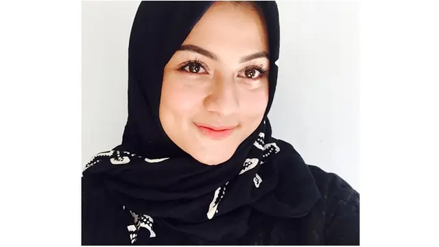 Di beberapa kesempatan, ia tampil dengan hijab. Penampilannya semakin cantik dan sukses bikin pangling.