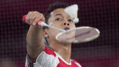 Pebulu tangkis tunggal putra Indonesia, Anthony Sinisuka Ginting gagal menembus final bulu tangkis Olimpiade Tokyo 2020 usai disingkirkan dua gim langsung oleh andalan Cina, Chen Long dalam babak semifinal di Musashino Forest Plaza, Minggu (1/8/2021) siang WIB. (Foto: AP/Dita Alangkara)