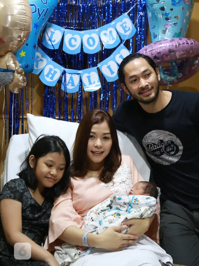 [Bintang] Istri Lahirkan Anak Ketiga, Uki NOAH Mengaku Tegang