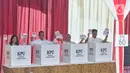 Anies dan keluarga kompak mengenakan kemeja putih. (Liputan6.com/Angga Yuniar)