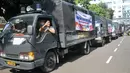 Sejumlah truk polisi berisi sembako pada peluncuran program Gerakan Stabilitas Pangan di halaman Polda Metro Jaya, Kamis (8/6). Polda Metro bersama Bulog dan Kemendag akan menggelar bazar murah di 40 titik wilayah hukum Polda. (Liputan6.com/Yoppy Renato)