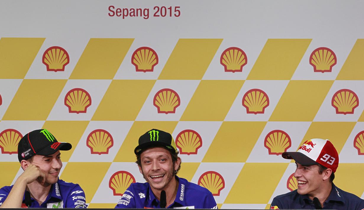 Pembalap Spanyol Jorge Lorenzo (kiri), Pembalap Spanyol Marc Marquez (kanan), dan Pembalap Italia Valentino Rossi (tengah) saat press conference di Sepang International Circuit, Malaysia, 22 October 2015.  (EPA / Fazry Ismail)