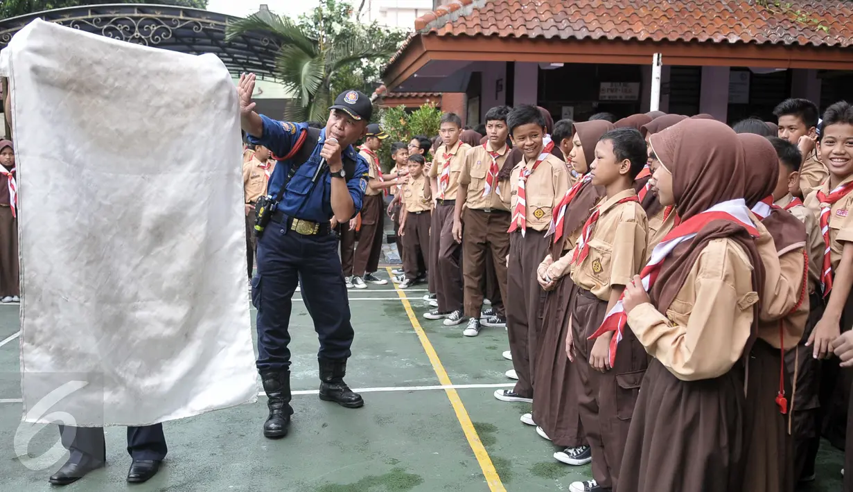 Petugas Pemadam Kebakaran memberikan pelatihan kepada murid SMPN 43 Mampang Prapatan, Jakarta, Rabu (14/9). Dinas Damkar Jakarta Selatan berikan pelatihan singkat menghadapi kebakaran untuk siswa SMP. (Liputan6.com/Yoppy Renato)